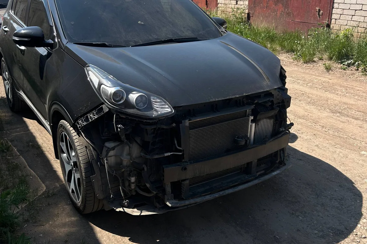 Kia Sportage 4 со снятым бампером после ДТП