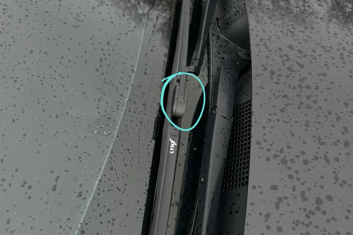 Крепление бескаркасной щётки на поводке Kia Sportage 4