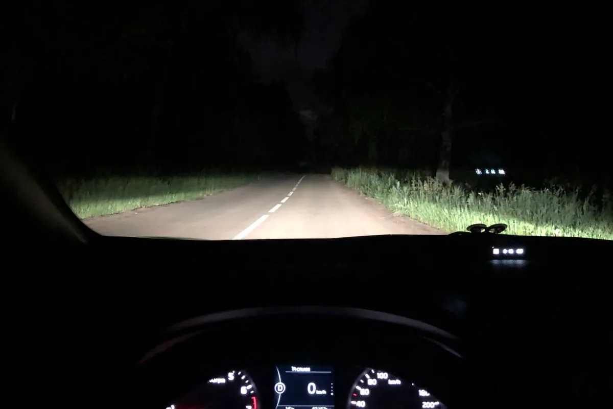 Свет ксенона и ПТФ Kia Sportage 4 на ночной дороге