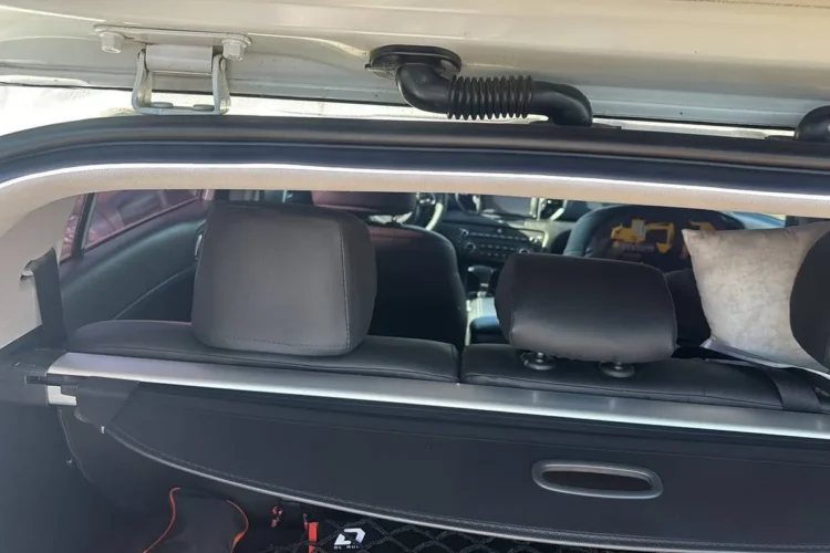 Светодиодная лента по верху проёма багажника Kia Sportage 4