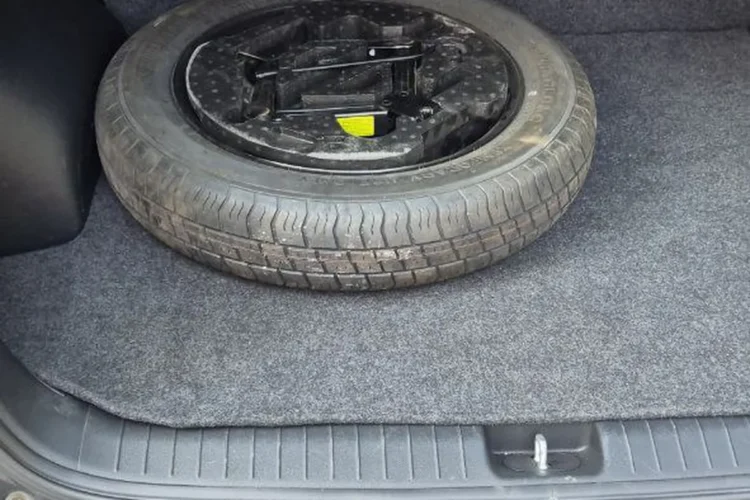 Докатка на ковролиновом покрытии в багажнике Kia Sportage 4