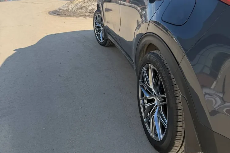 Задняя ось Kia Sportage 4 на дисках R19 8,5J ET35