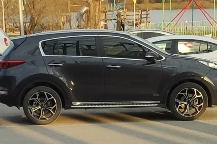 Kia Sportage 4 GT-Line на дисках 19 дюймов, вид сбоку