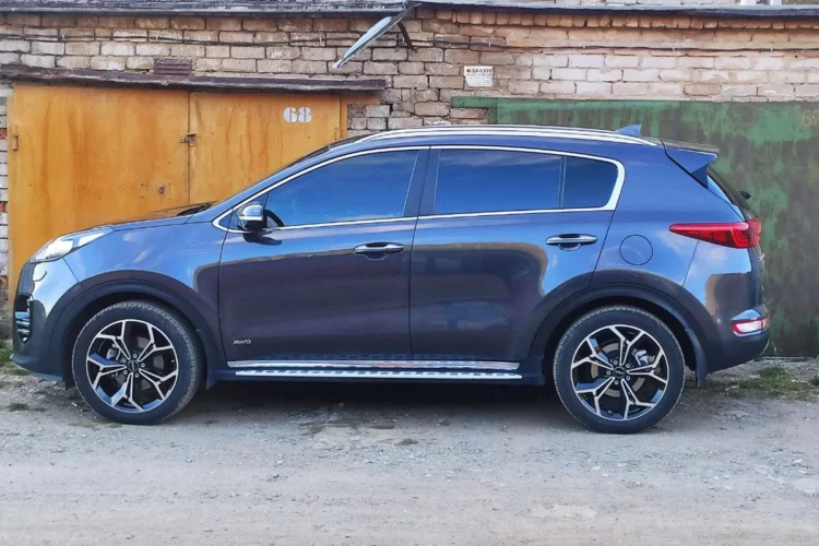 Синий Kia Sportage 4 на двухцветных дисках 19 дюймов сбоку