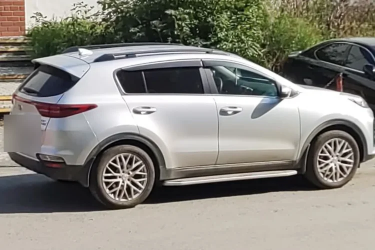 Серебристый Kia Sportage 4 на многоспицевых дисках 19 дюймов