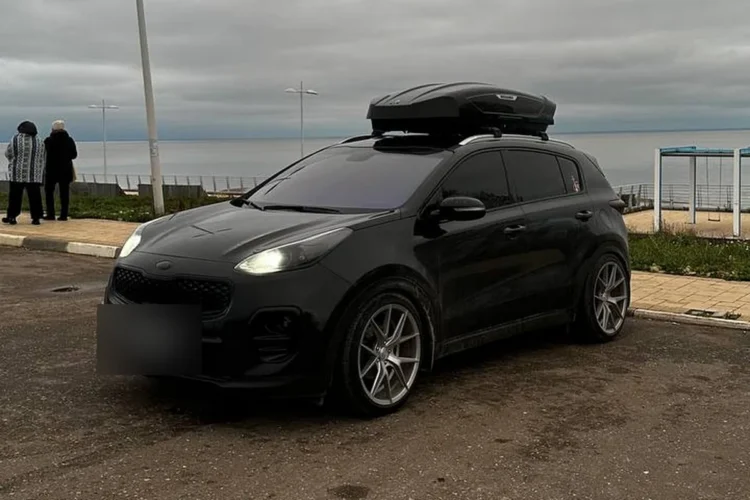 Чёрный Kia Sportage 4 на дисках 20 дюймов с шинами 245/40