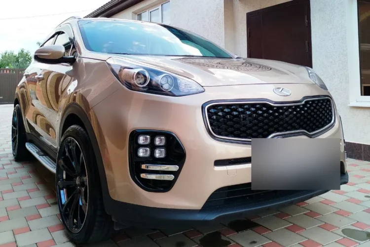 Kia Sportage 4 на чёрных дисках 20×9,5J ET38 спереди