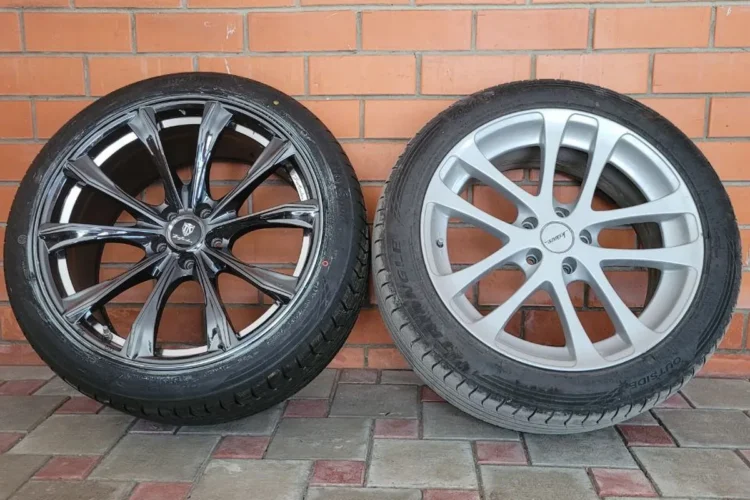 Колёса 20 и 19 дюймов от Kia Sportage 4 у стены
