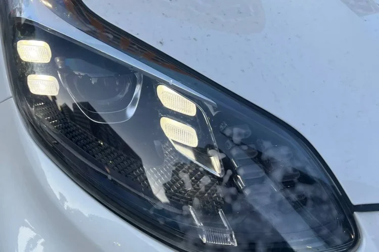 Запотевшая светодиодная фара рестайлингового Kia Sportage 4