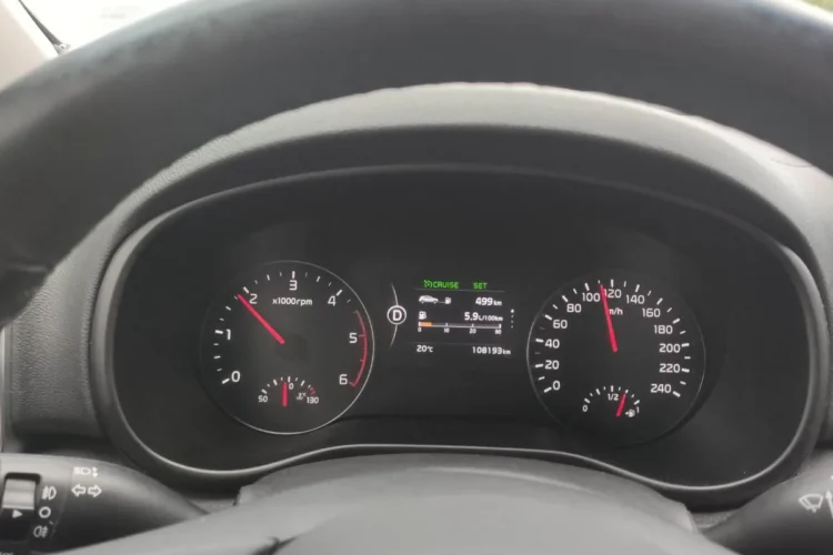 Приборная панель дизельного Kia Sportage 4 на круизе, 5,9 литра