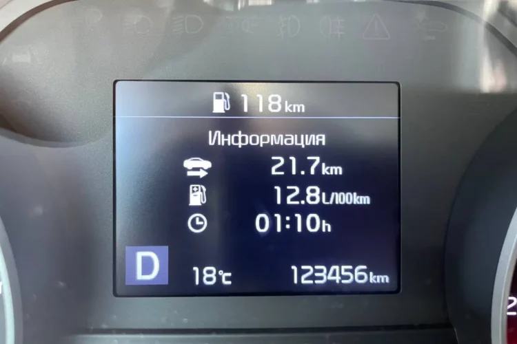 Экран бортового компьютера Kia Sportage 4 с пробегом 123456 км