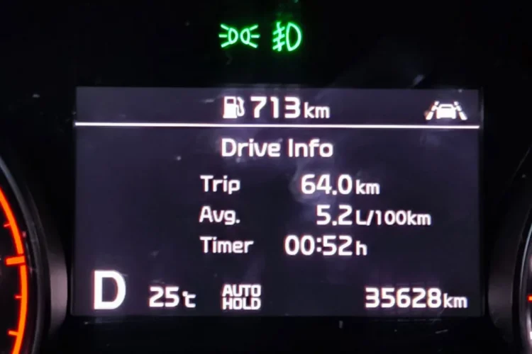 Экран Drive Info Kia Sportage 4 с расходом 5,2 литра