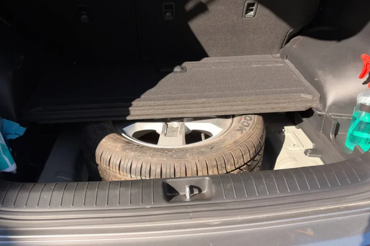 Запасное колесо 235/60 R16 в нише багажника Kia Sportage 4