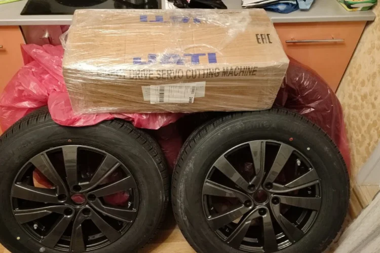 Летний комплект 225/65 R17 для Kia Sportage 4 на чёрных дисках