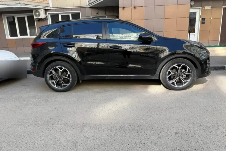 Чёрный Kia Sportage 4 GT-Line на шинах 235/55 R19