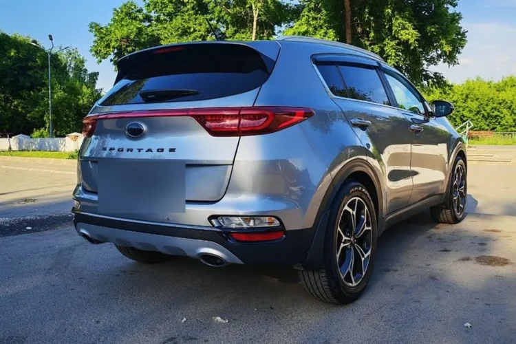 Серебристый Kia Sportage 4 сзади на шинах 235/55 R19