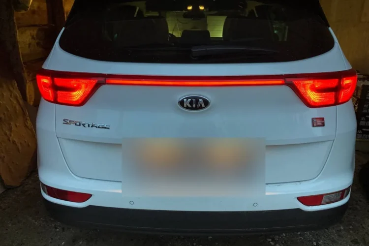 Корма Kia Sportage 4 с доработанной светящейся полосой между фонарями