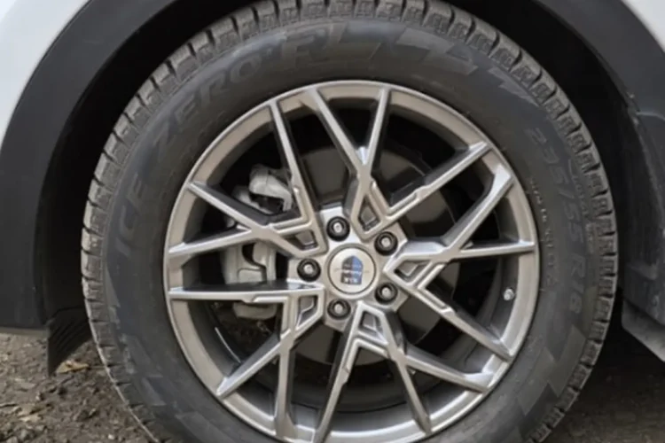 Зимняя шина 235/55 R18 на диске Kia Sportage 4 в арке