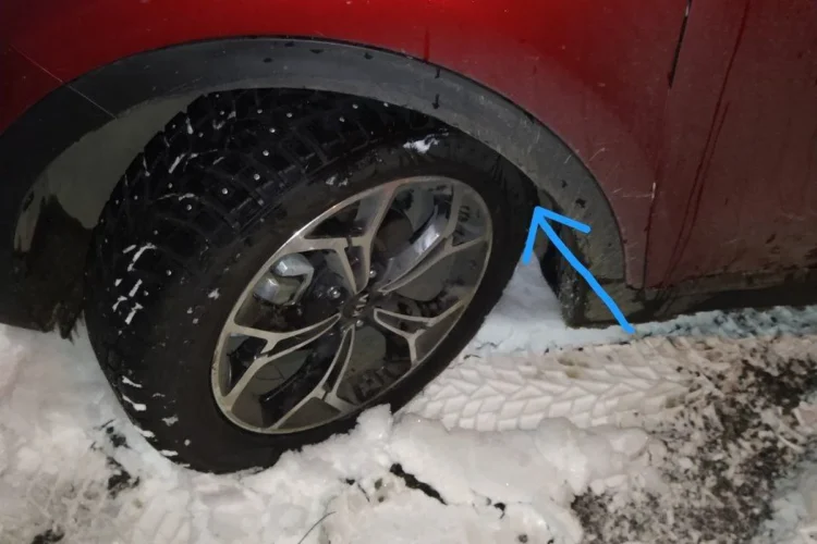 Шипованная шина 235/55 R19 в передней арке Kia Sportage 4