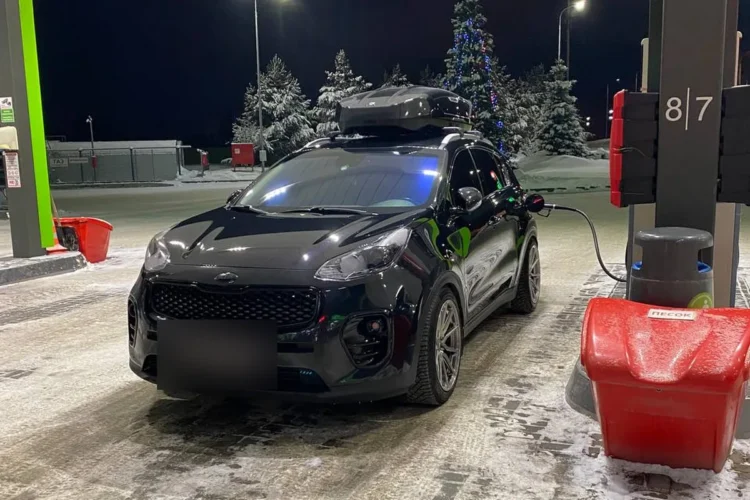 Чёрный Kia Sportage 4 зимой на дисках 19 дюймов