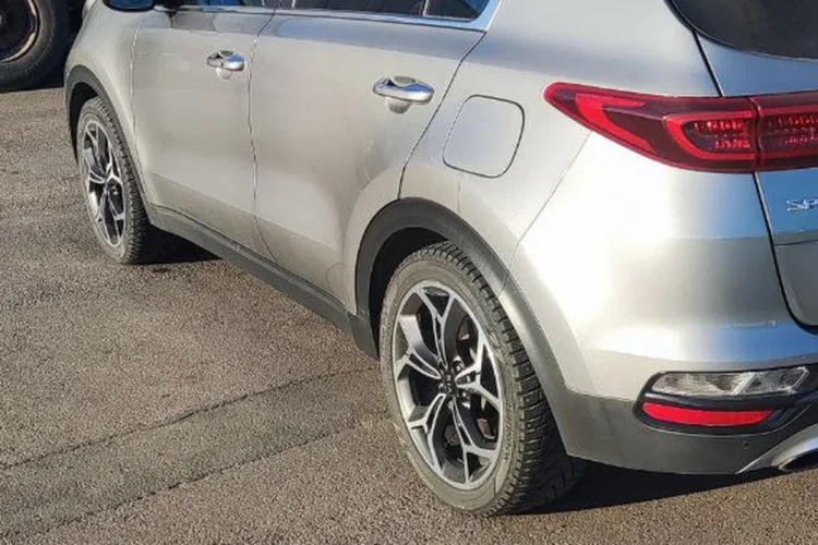 Серебристый Kia Sportage 4 на зимних шинах 245/45 R19