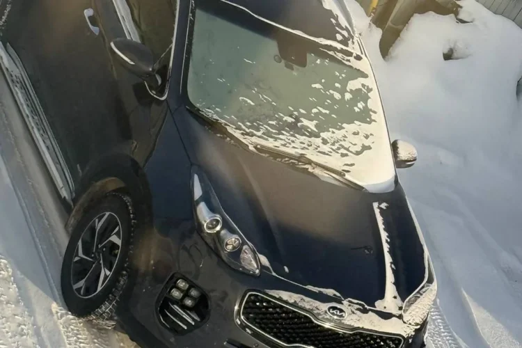 Заиндевевший Kia Sportage 4 утром на заснеженной стоянке