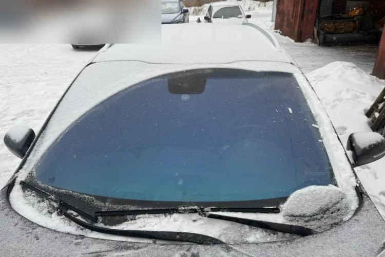 Заснеженное лобовое стекло Kia Sportage 4 со щётками 700 и 430 мм