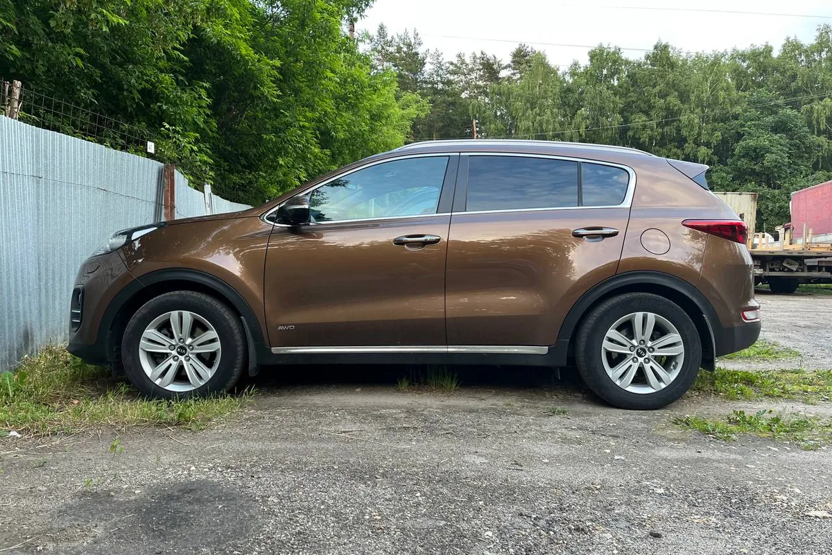 Тот же Kia Sportage 4 сбоку на шинах 60-го профиля