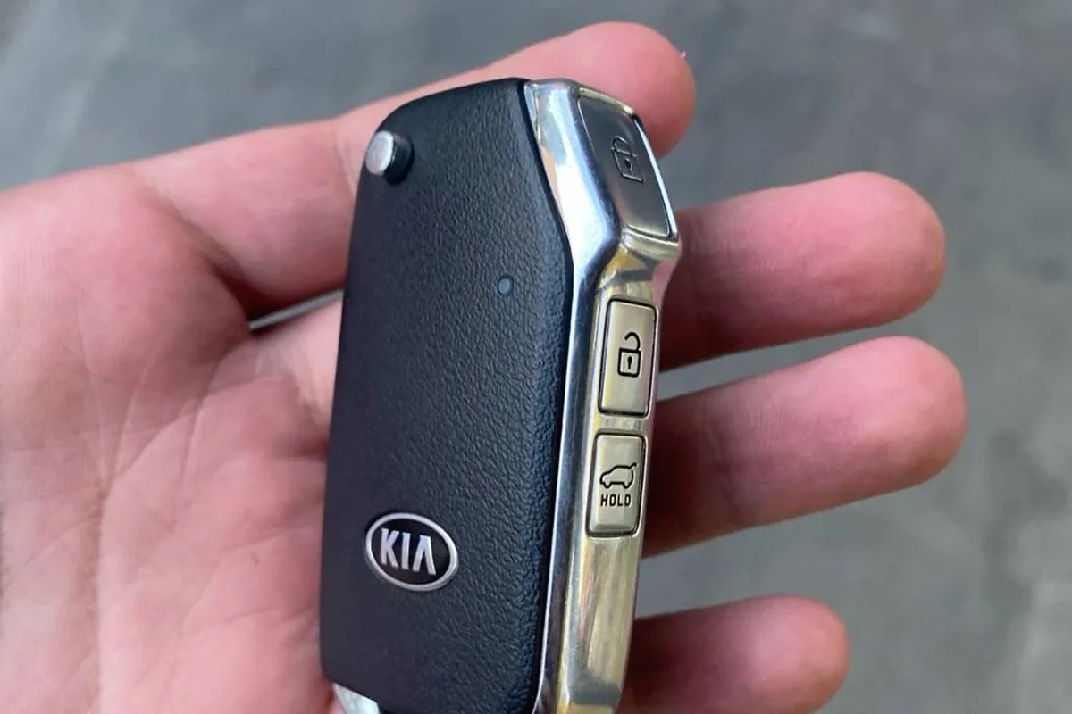 Выкидной ключ Kia Sportage 4 с кнопкой багажника HOLD