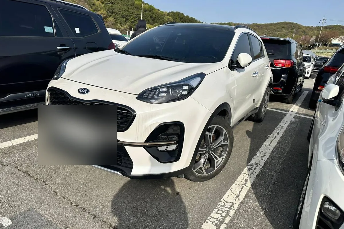Белый Kia Sportage 4 корейской комплектации Prestige