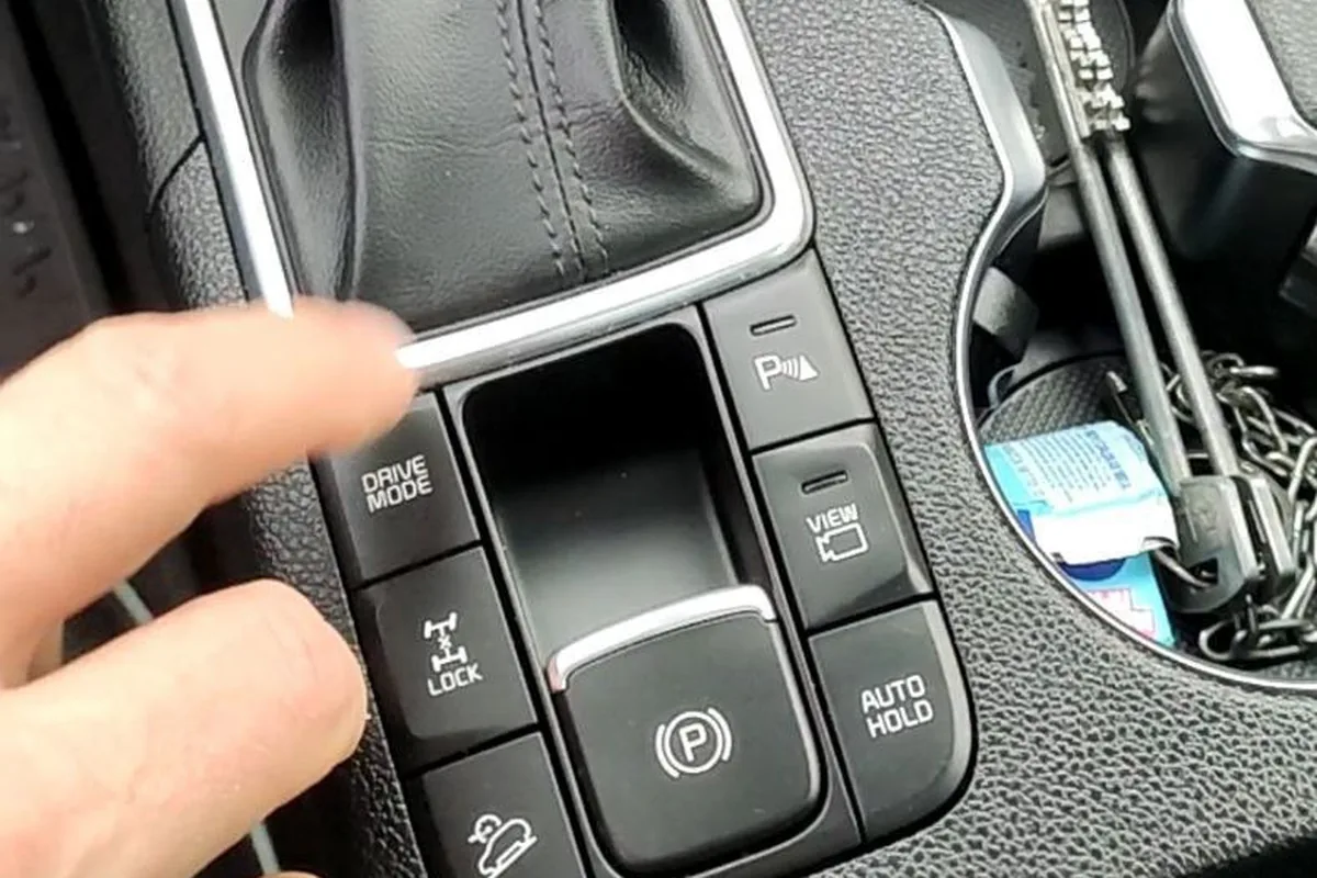 Тоннель Kia Sportage 4 с кнопками режимов и электроручником