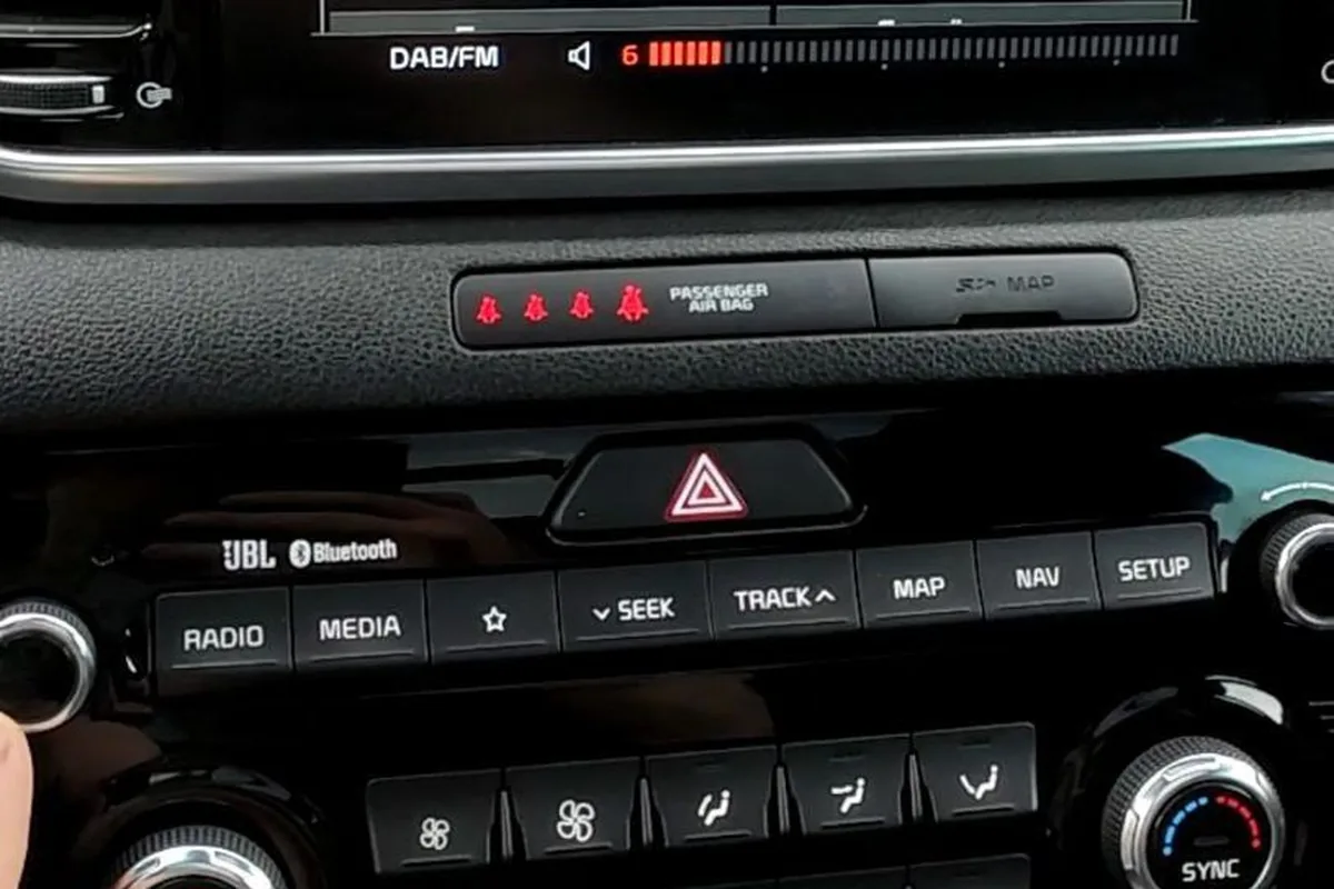 Магнитола с аудиосистемой JBL и климат-контроль Kia Sportage 4