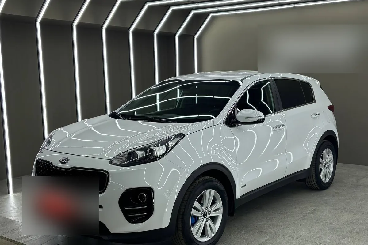 Белый дорестайлинговый Kia Sportage 4 в комплектации Люкс