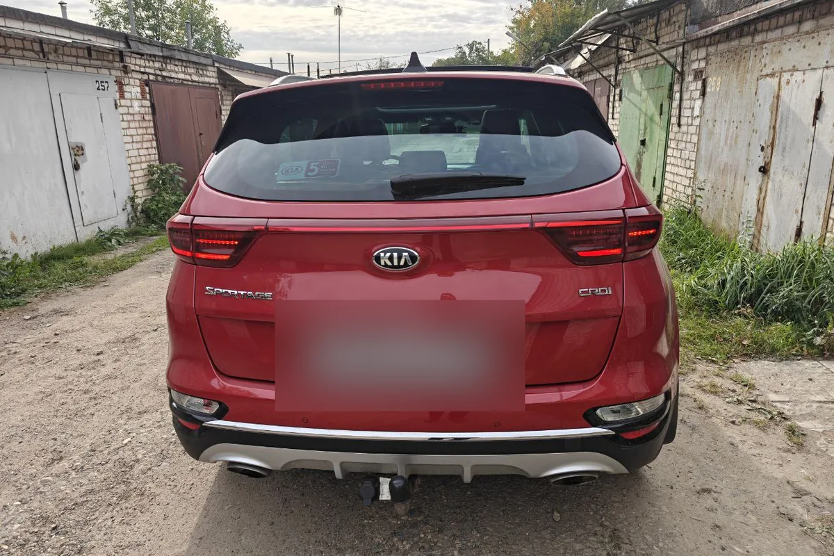 Корма красного Kia Sportage 4 CRDi со светодиодными фонарями