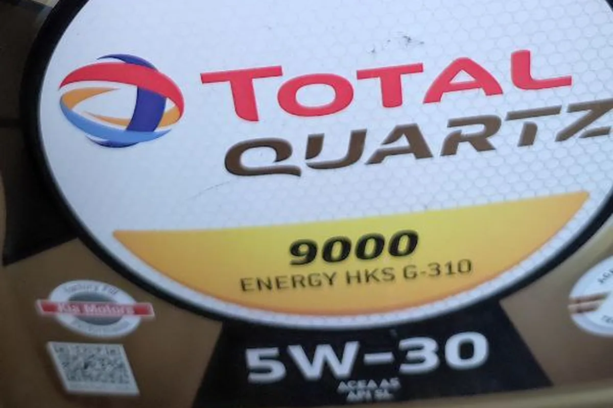 Канистра Total Quartz 9000 5W-30 крупным планом