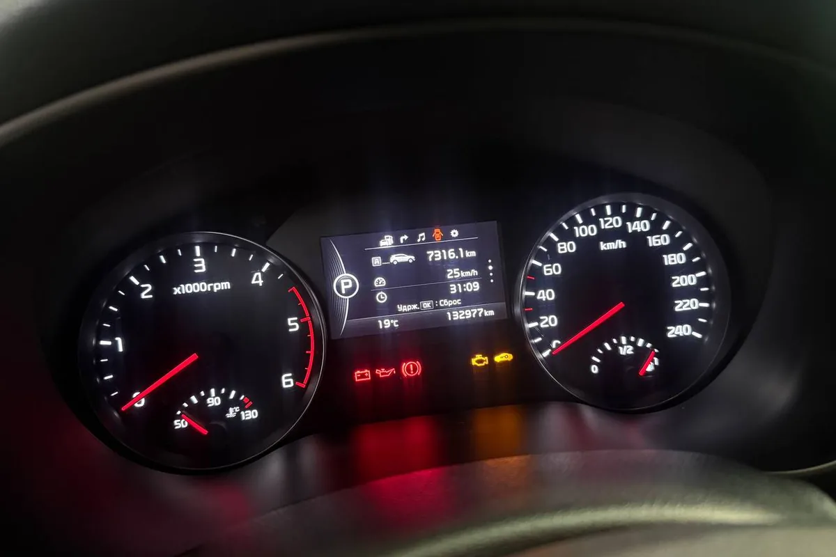 Приборная панель Kia Sportage 4 с экраном маршрутного компьютера