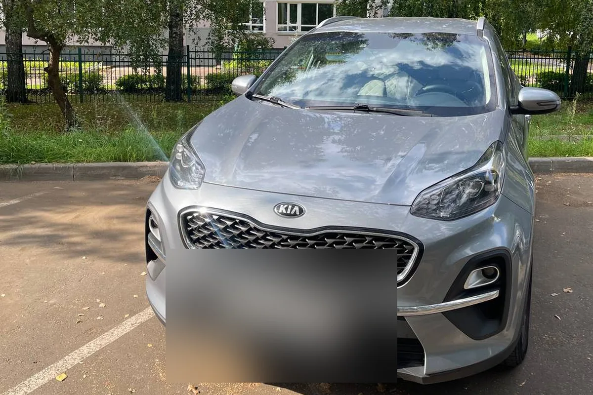 Серебристый Kia Sportage 4 2021 года, выставленный на продажу