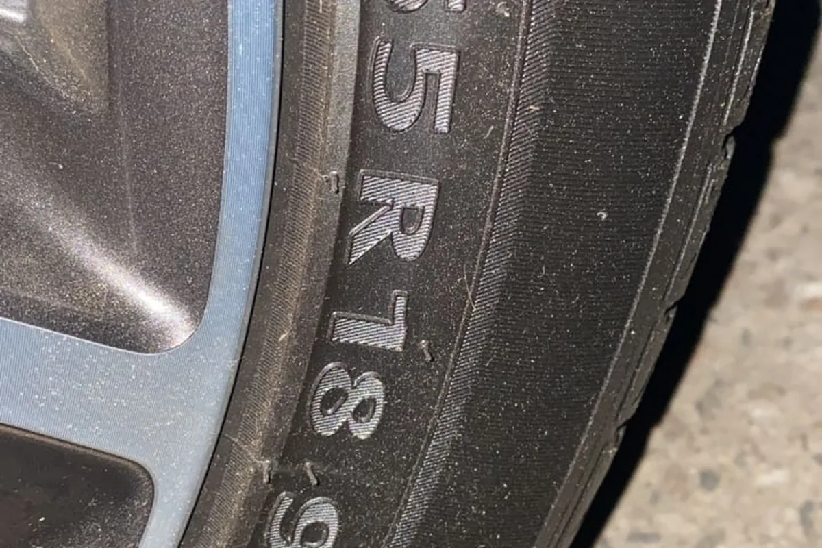 Маркировка 225/55 R18 98H на колесе Kia Sportage 4