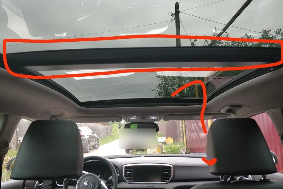 Панорамная крыша Kia Sportage 4: источник скрипа выделен