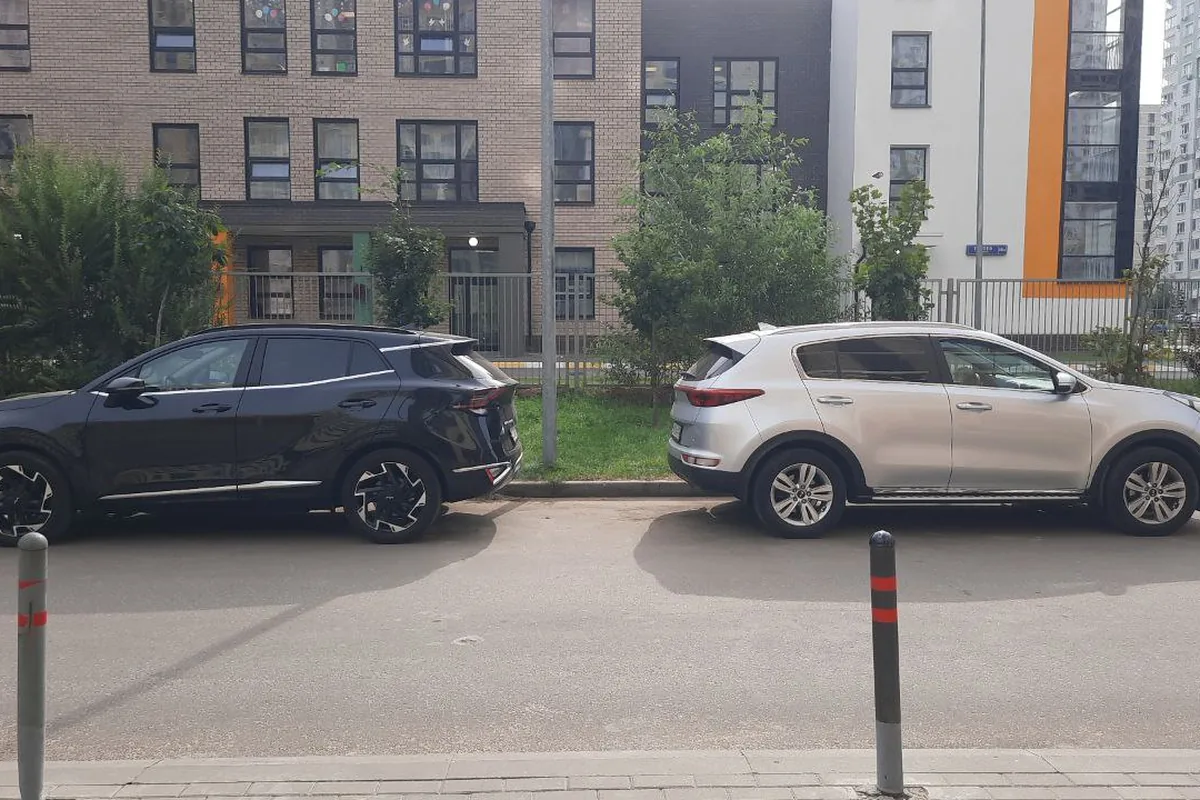 Kia Sportage 4 рядом с Kia Sportage 5 сбоку