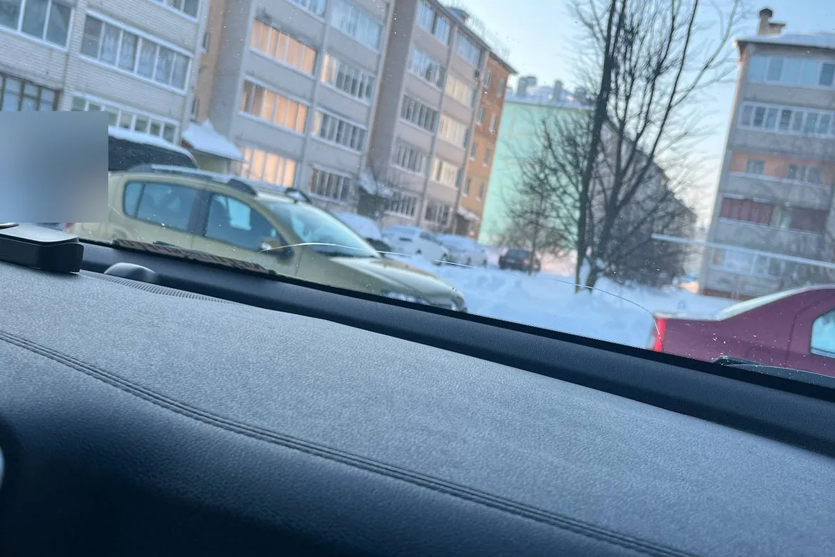 Трещина внизу лобового стекла Kia Sportage 4 зимой