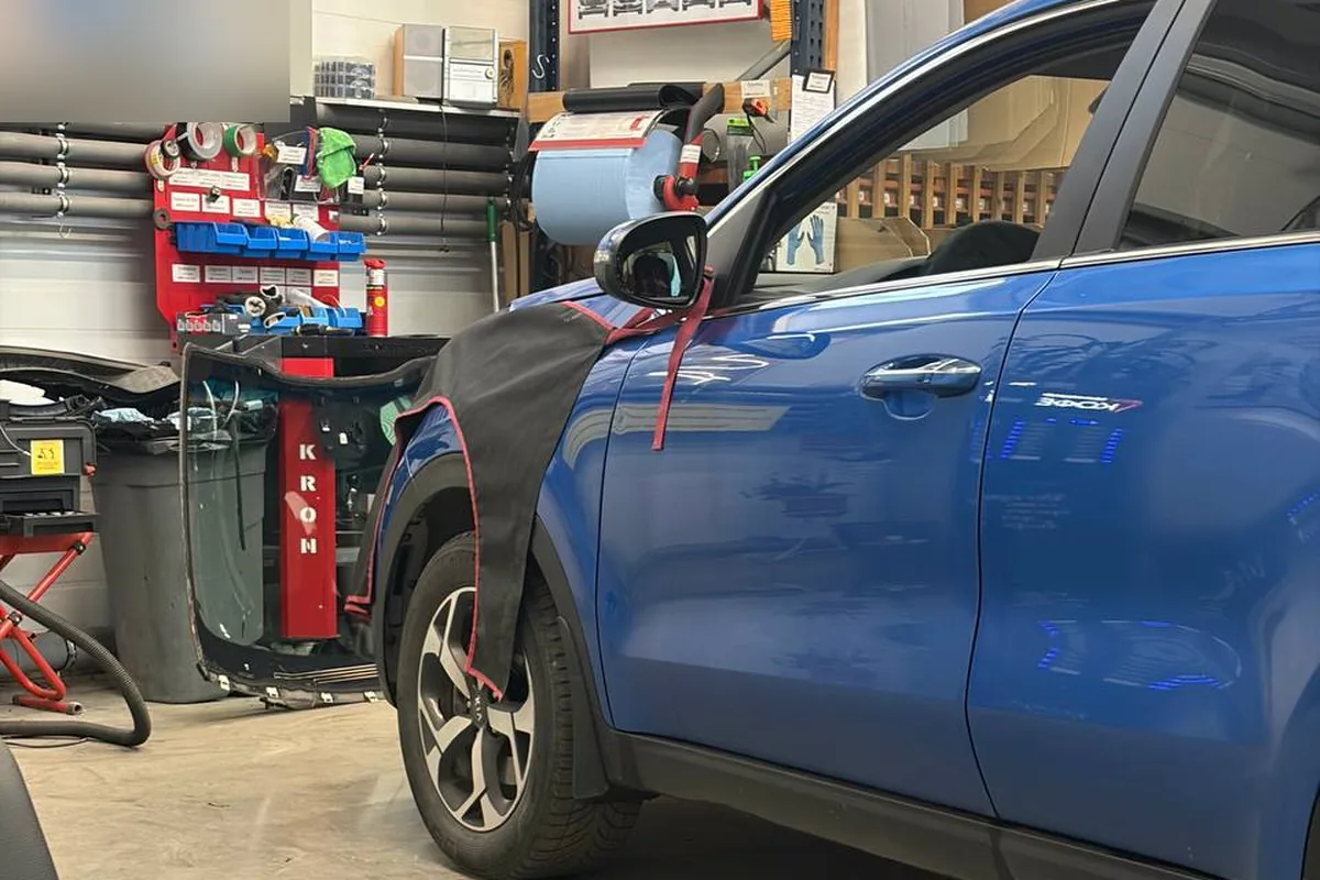 Kia Sportage 4 на замене лобового стекла в сервисе