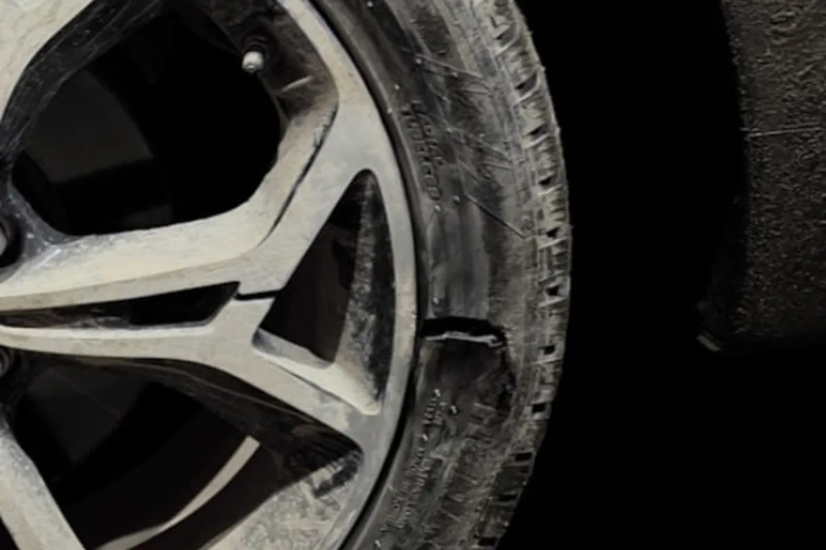 Порез боковины шины на колесе Kia Sportage 4