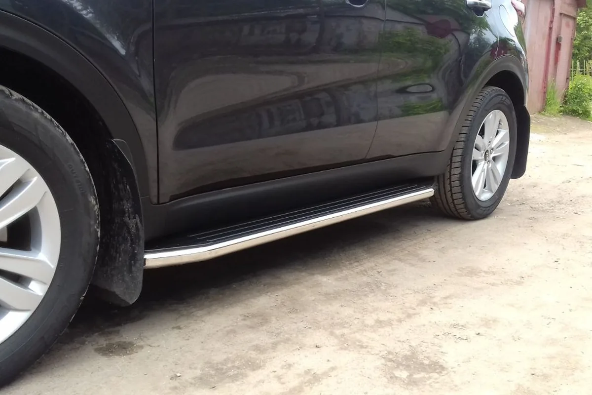 Подножки из нержавейки на пороге Kia Sportage 4