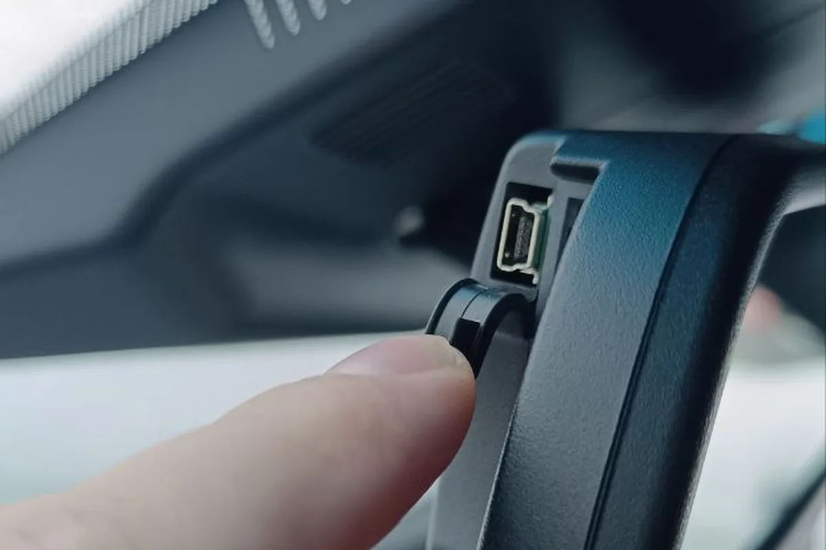 Разъём mini-USB сбоку салонного зеркала корейского Kia Sportage 4
