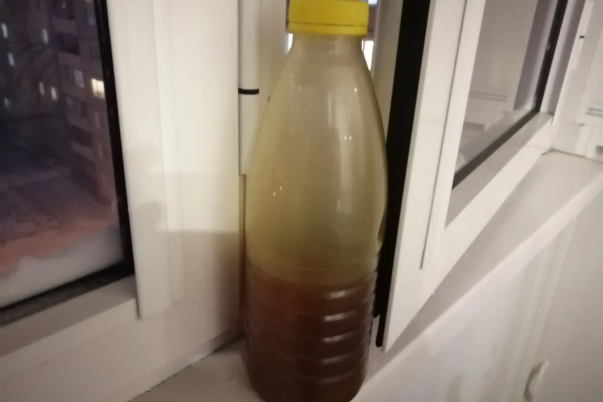 Бутылка моторного масла на морозном балконе