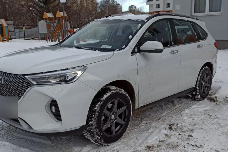 Белый Haval M6 на дисках шириной 8 дюймов с вылетом 35