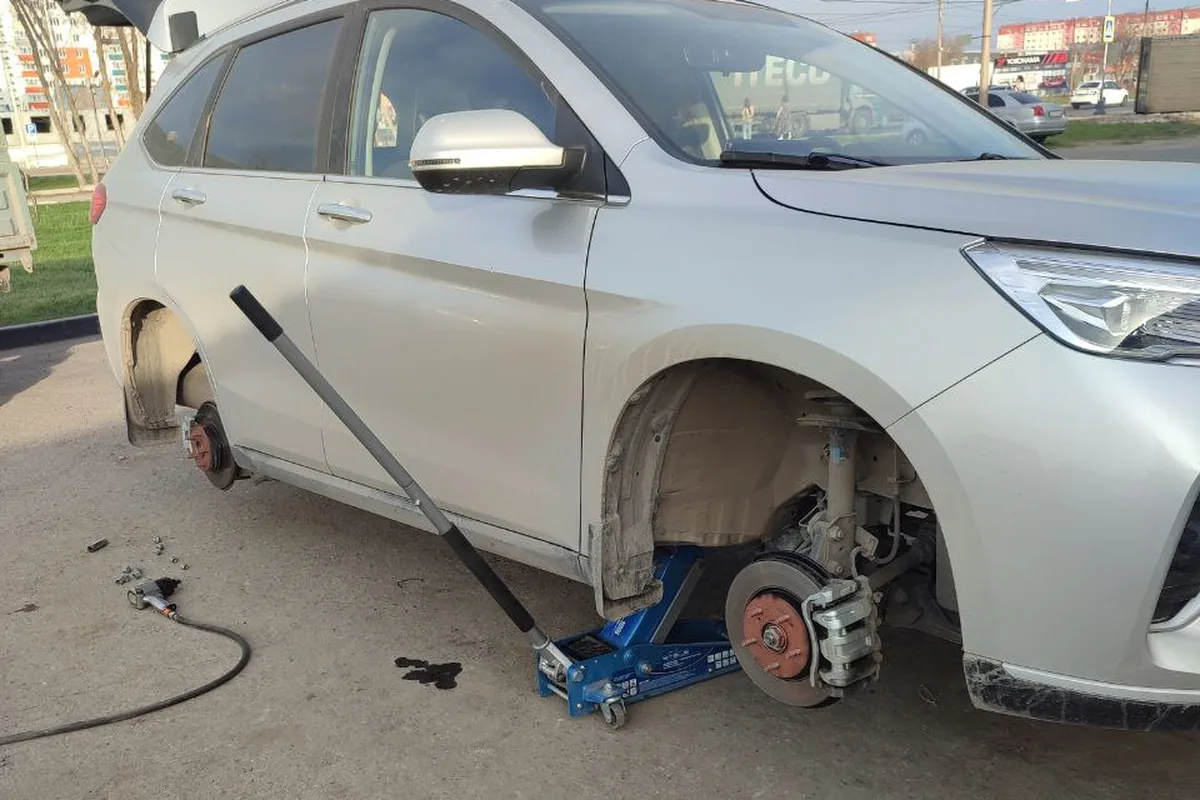 Haval M6 на домкрате со снятым передним колесом