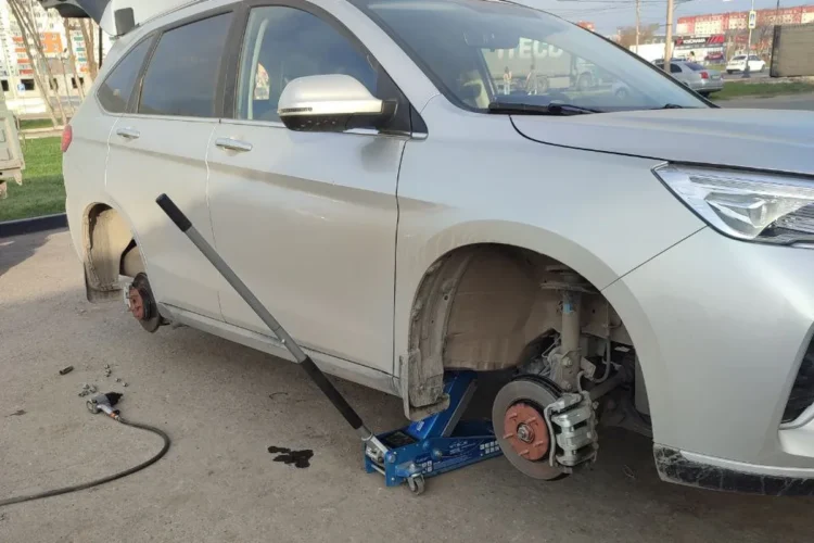 Haval M6 на домкрате при переобувке в штатные летние шины Chaoyang