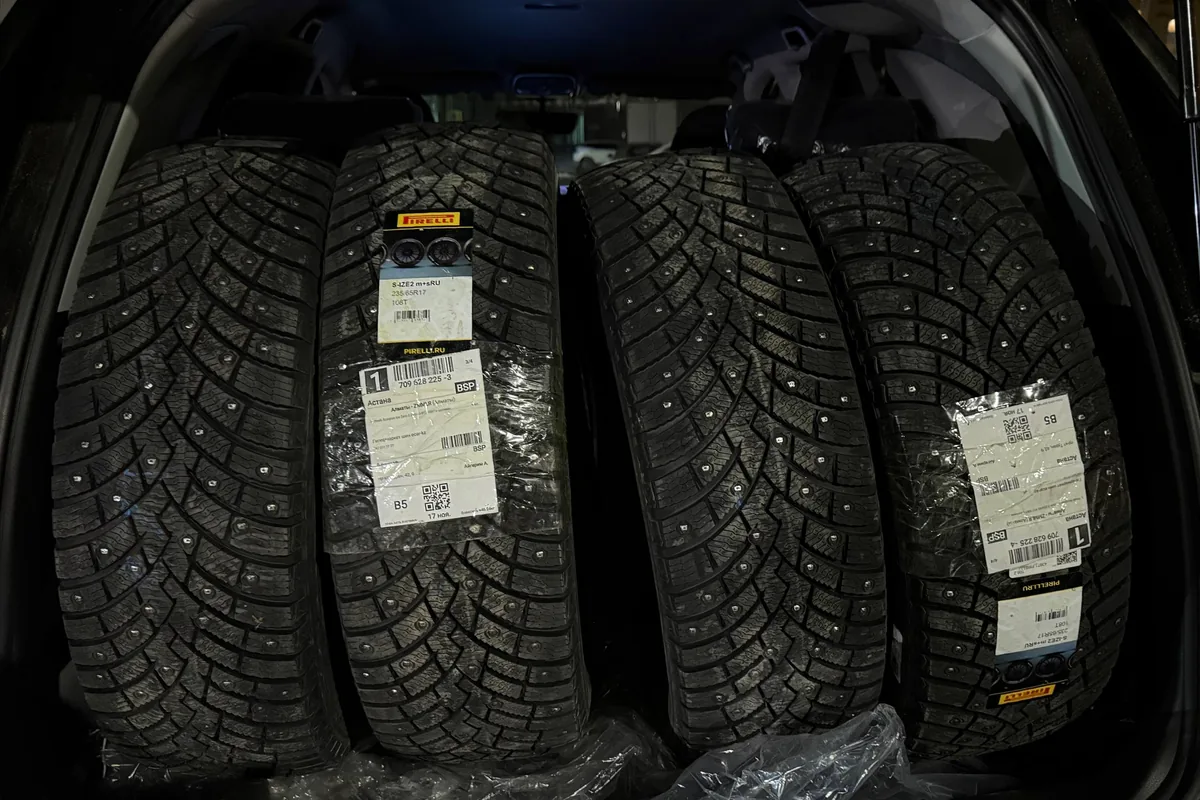 Комплект зимних шин Pirelli Ice Zero 2 размера 235/65 R17 в багажнике Haval M6